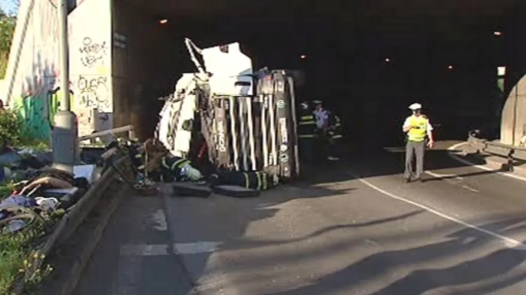 Police vyšetřuje nehodu kamionu