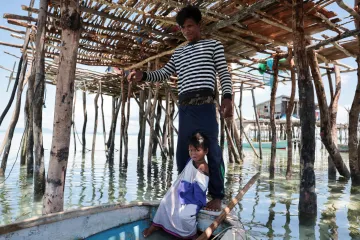 Mořští kočovníci Bajau Laut často žijí v chudobě a nejistotě
