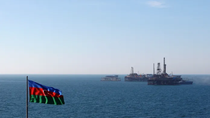 Ázerbajdžánská vlajka nad Kaspickým mořem