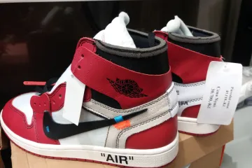 Celníci zadrželi padělky bot v luxusním obchodě v centru Prahy