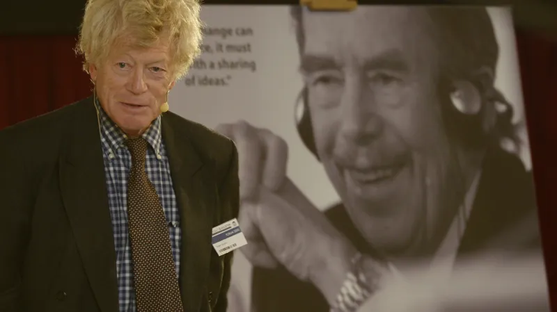 Roger Scruton při přednášce na konferenci Forum 2000 (snímek z roku 2015)