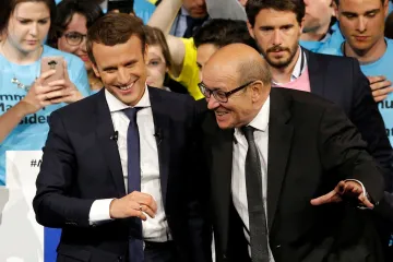 Macron oznámil složení svého kabinetu, šéfem diplomacie bude ministr obrany z Hollandovy vlády
