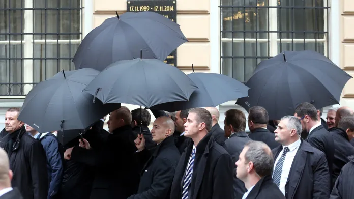 Ani deštníky neochránily Gaucka před létajícími vejci