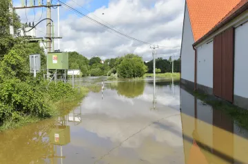 Hladiny rozvodněných řek po bouřkách klesají. Na čtyřech je stále druhý stupeň