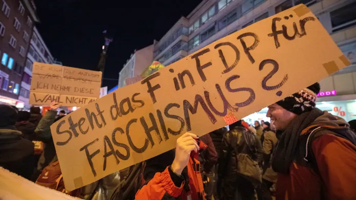 Zvolení Kemmericha z FDP za podpory CDU a AfD vyvolalo protesty