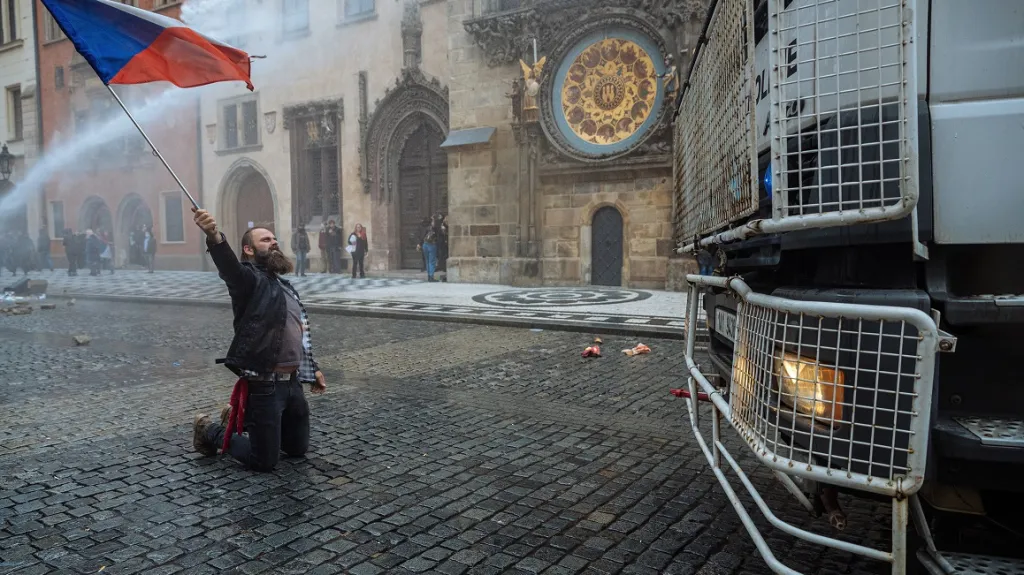 Fotografie z demonstrace proti vládním opatřením