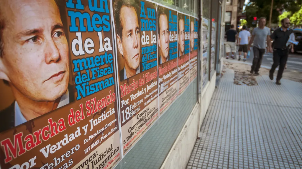 Plakáty vyzývající k protestu za Alberta Nismana