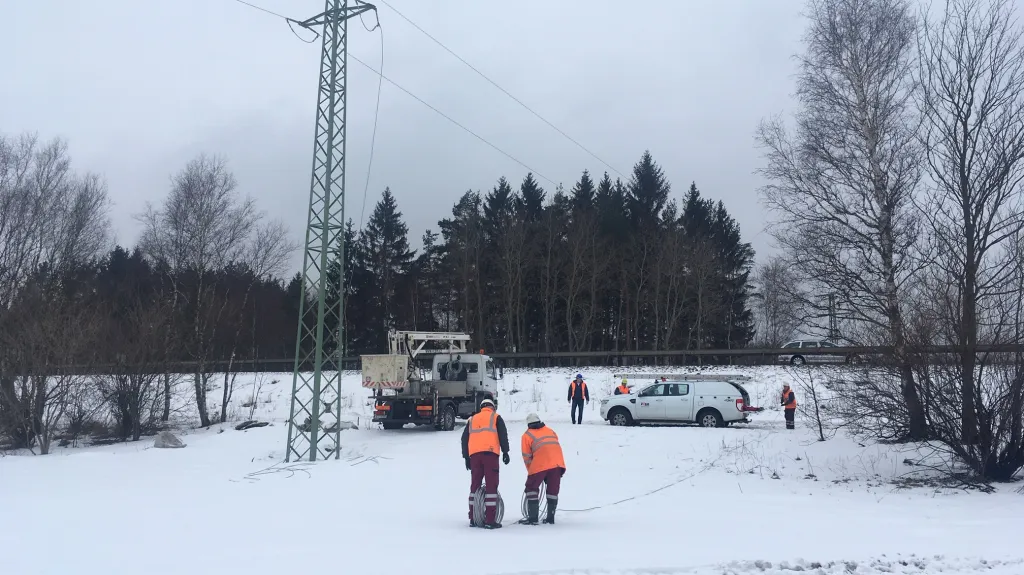 Oprava strhnutého vedení u dálnice D1