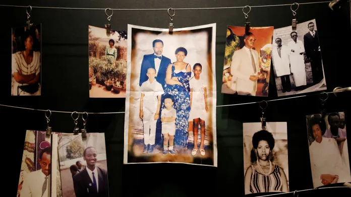 Fotografie obětí rwandské genocidy v památníku v Kigali