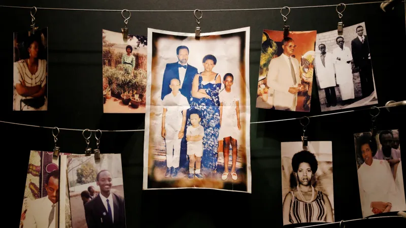 Fotografie obětí rwandské genocidy v památníku v Kigali