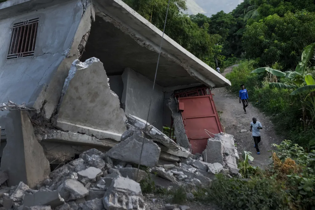 Následky zemětřesení na Haiti, které postihlo jih země, může zkomplikovat příchozí tropická bouře. Fotografie ukazují situaci ve městech Les Cayes a Saint-Louis-du-Sud