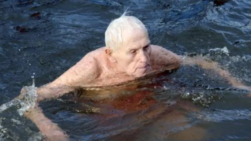 Nestor otužilců Ladislav Nicek (nar. 1913) se zúčastnil 5. února v Praze na Vltavě devátého ročníku mezinárodní otužilecké soutěže Branické ledy, která je součástí Českého poháru v zimním plavání.