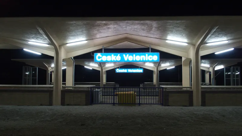 Kdysi jedno z nejvýznamnějších nádraží v Československu, kde expres Vindobona překračoval železnou oponu, je dnes takřka místem duchů. Jednou za dvě hodiny se zde sjedou tři regionální vlaky, aby si vyměnily cestující a zase odjely: Jeden do Vídně, druhý do Budějovic, třetí do Veselí nad Lužnicí.