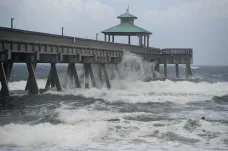 Bouře Isaias dorazila na Floridu. Přinesla lijáky a prudký vítr