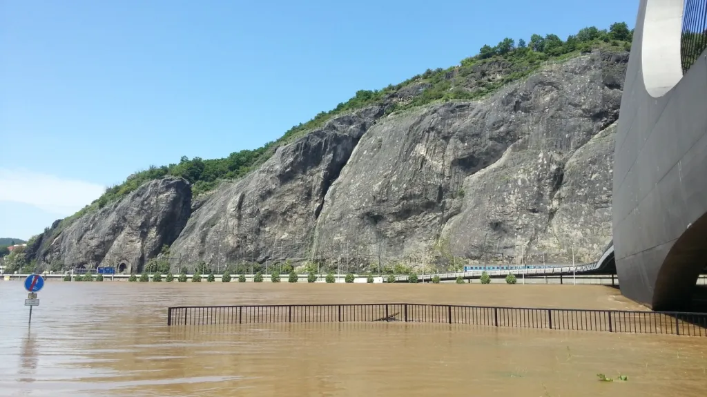 Labe pod Mariánskou skálou v Ústí nad Labem