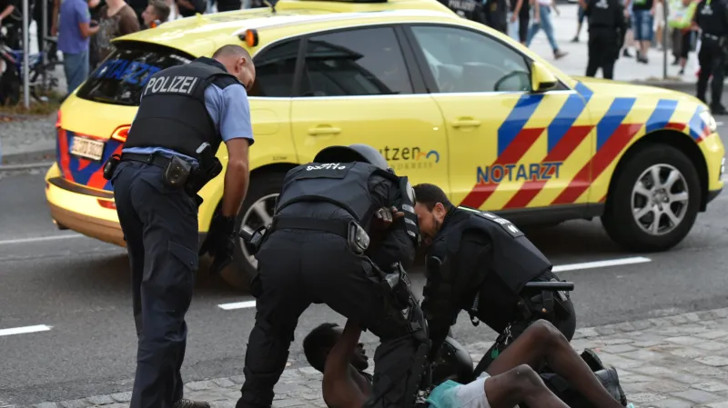 Střetu mezi pravicovými radikály a uprchlíky čelila policie v Budyšíně už v srpnu