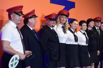 Železničáři dostali nové uniformy. Stále vládne modrá a čepicím červená