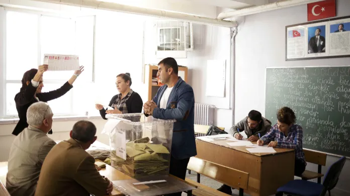 Volební komise v Diyarbakiru provádí sčítání hlasů