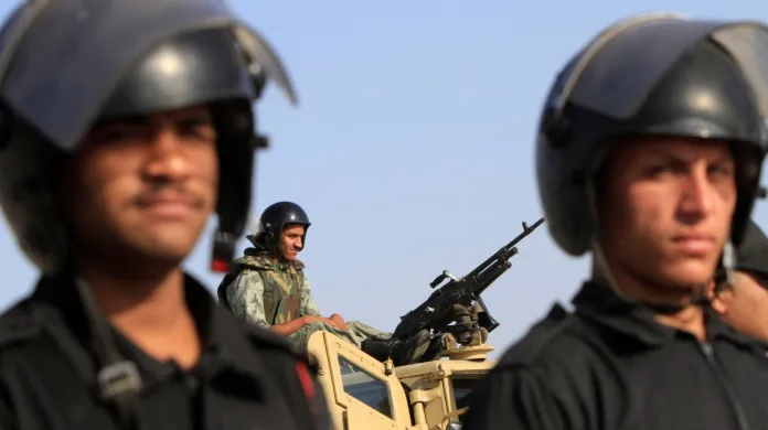 Na ulice Káhiry dohlížejí tisíce vojáků