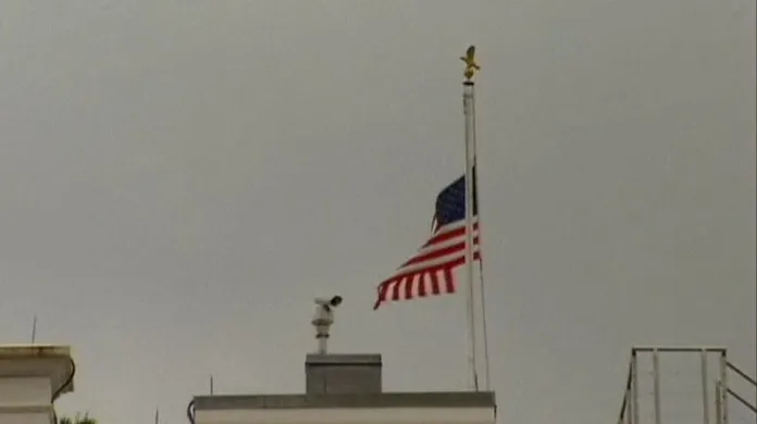 Prezident Obama nechal svěsit vlajky na půl žerdi