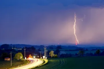 Páteční bouře bylo slabé derecho, ozřejmili meteorologové. Vítr měl rychlost až 125 kilometrů za hodinu