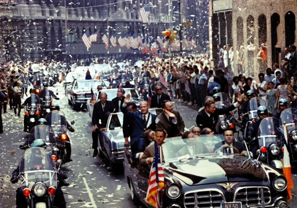 Fenomenální úspěch mise Apollo 11 udělal z astronautů mediální hvězdy. Na snímku je bouřlivě vítají tisíce příznivců při slavnostní projížďce přes Broadway a Park Avenue v New Yorku 13. srpna 1969