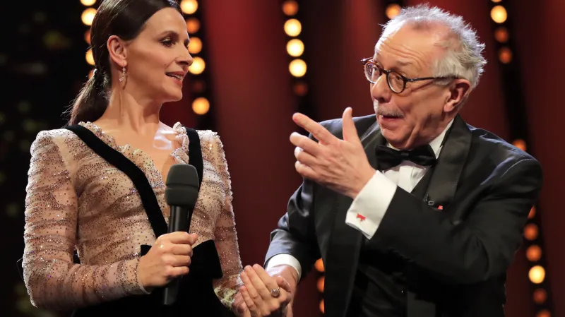Juliette Binocheová a Dieter Kosslick při zahájení 69. Berlinale