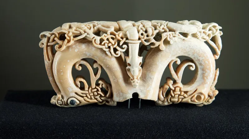 Hlavice berly z let 1050 až 1100, řezba v mrožím klu