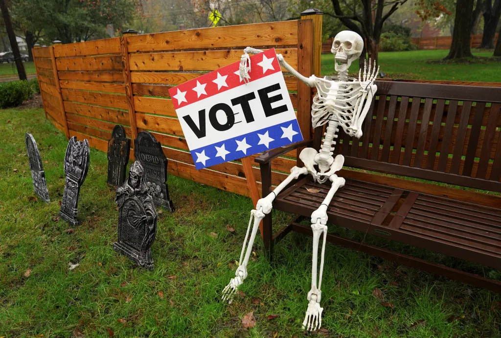 Blížící se vyvrcholení prezidentských voleb a Halloween patří nyní mezi hlavní témata amerických domácností. Tento kostlivec vyzývá voliče k účasti ve Falls Church ve Virginii