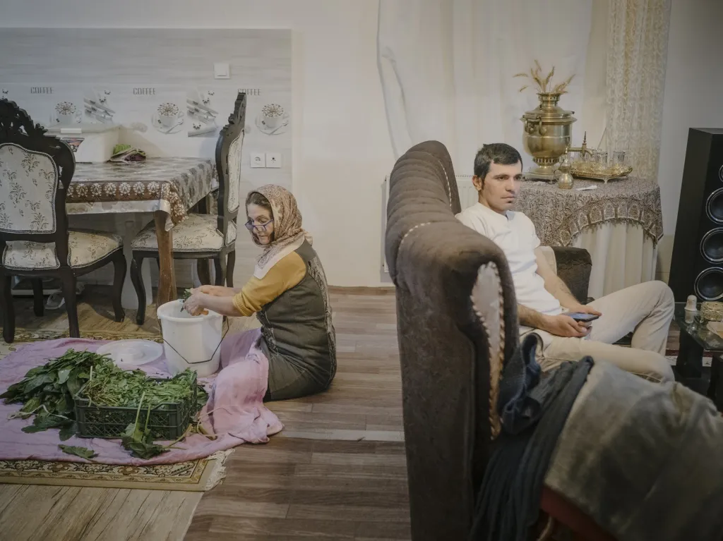 Nominace v sekci soubor: Maximilian Mann, Fading Flamingos (Mizející plameňáci). Snímky pocházejí z okolí jezera Urmia v severozápadním Íránu, které bylo kdysi jedním z největších na světě, intenzivnější sucha a zvýšené letní teploty ale urychlily jeho  odpařování