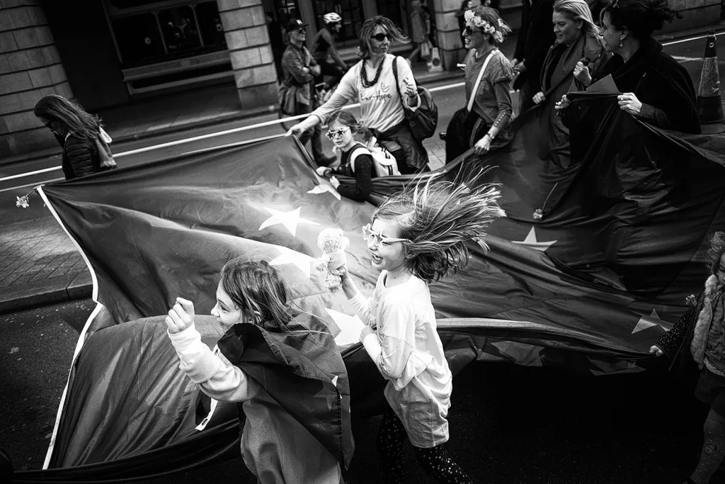 Nominace na vítěznou sérii Czech Press Photo 2018 (Problémy dnešní doby): Soubor z demonstrací v Británii s názvem Do ulic.