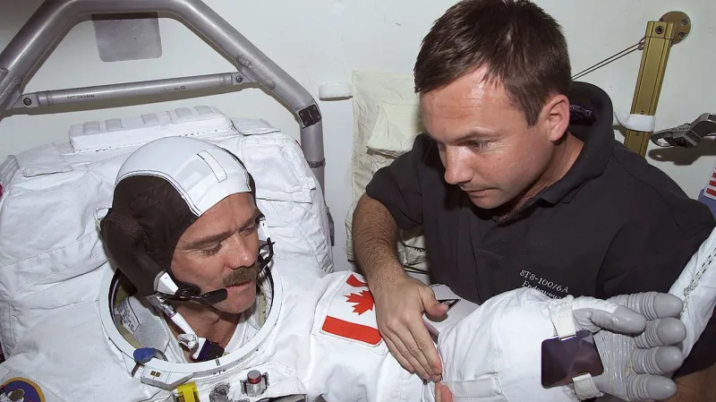 Jurij Lončakov (vpravo) a Chris Hadfield (vlevo)