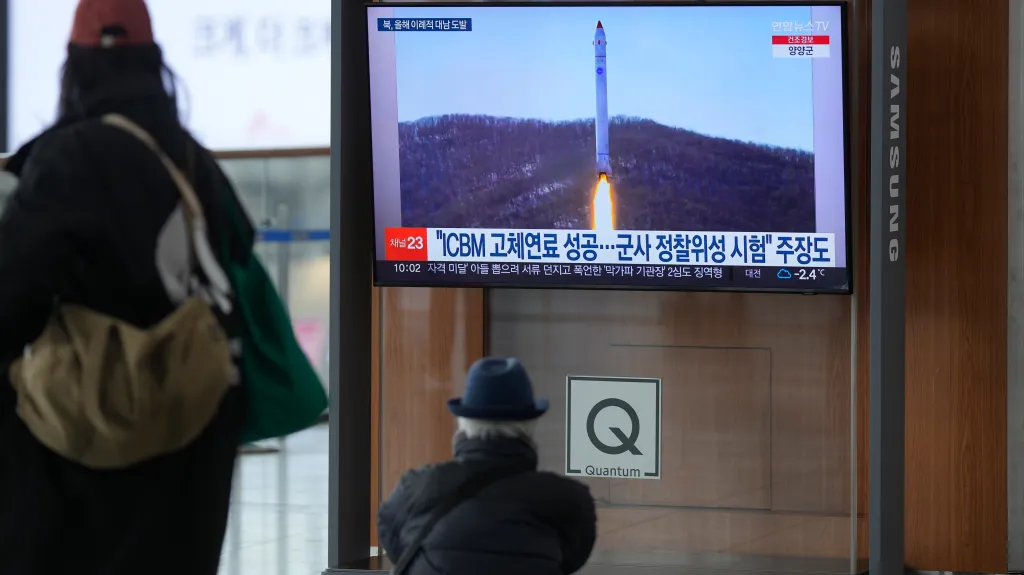 Lidé na vlakovém nádraží v Soulu sledují zprávy o severokorejském testu