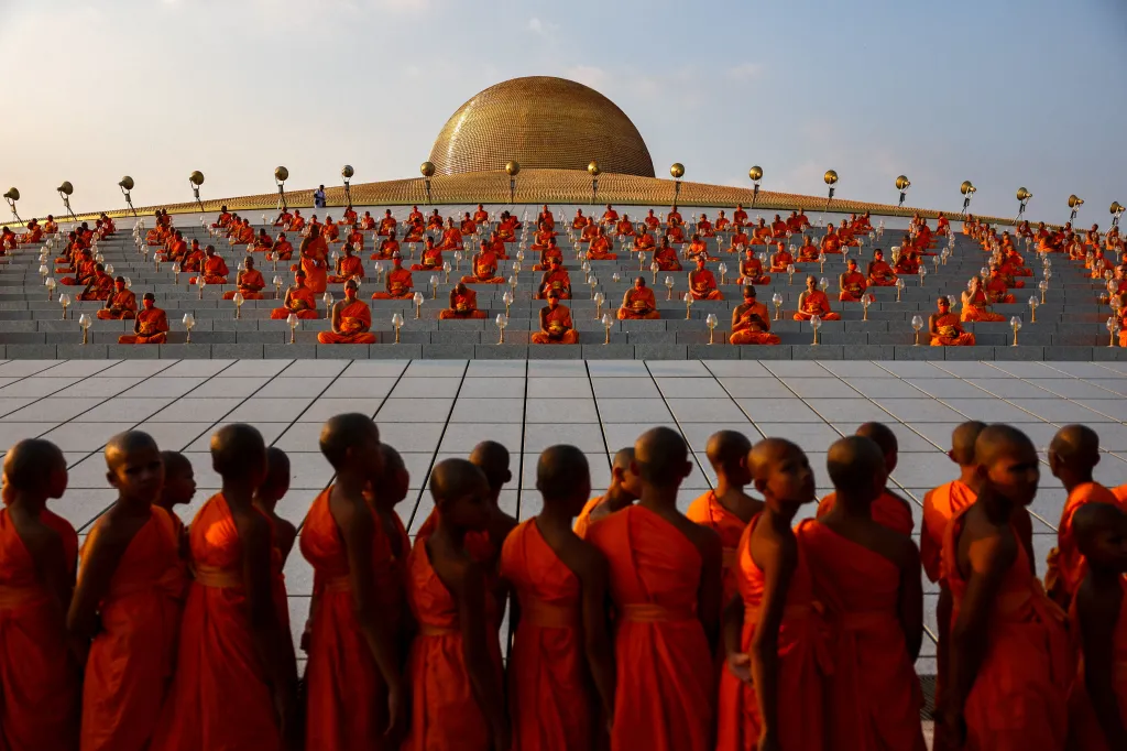 Svátek připomíná významnou událost spontánního setkání dvanácti set padesáti mnichů v devátém měsíci po Buddhově probuzení