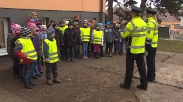 Policistky učí děti správně přecházet