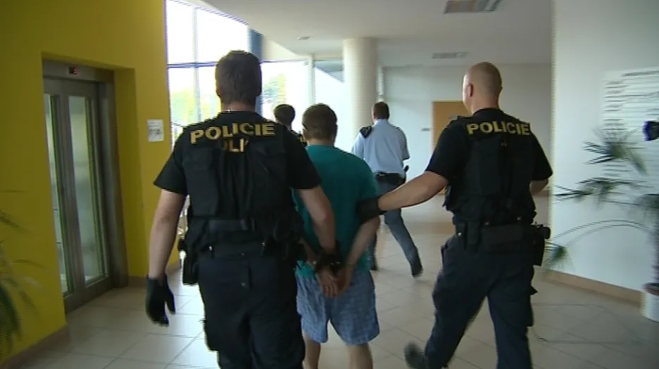 Policisté odvedli do vazby mladíka obviněného z brutální vraždy dívky z Hulína