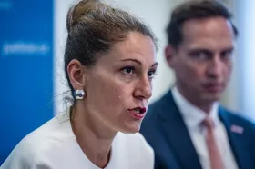 Označení identity lidí v bitcoinové kauze může ohrozit trestní řízení, uvedla Decroix