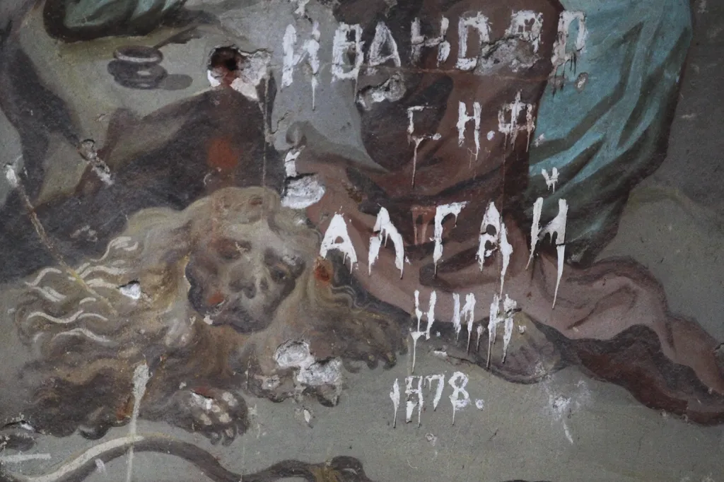 Vzkazy o přítomnosti kluků z Altaje a Ivanova na barokních freskách jsou prokazatelnější. Pobyt sovětských vojáků v prostoru byl často nekontrolovaný.