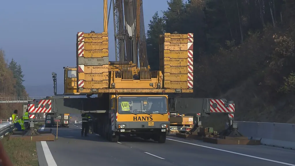 Jeřáb v uzavřeném jízdním pásu D1 na 25. kilometru