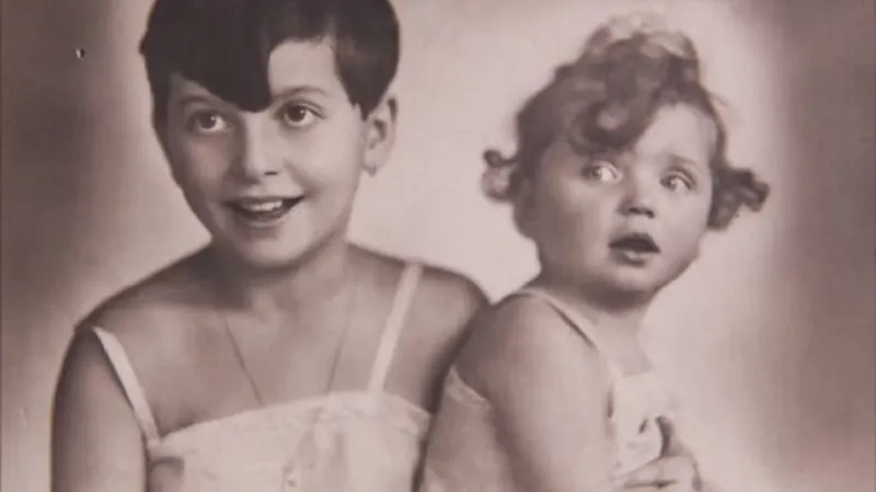 Anna Hyndráková (vpravo) se setrou