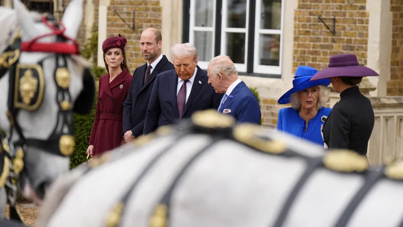 Princ a princezna z Walesu, americký prezident Donald Trump, král Karel III., královna Camilla a první dáma Melania Trumpová čekají na kočáry po příjezdu do Windsorského hradu ve Windsoru