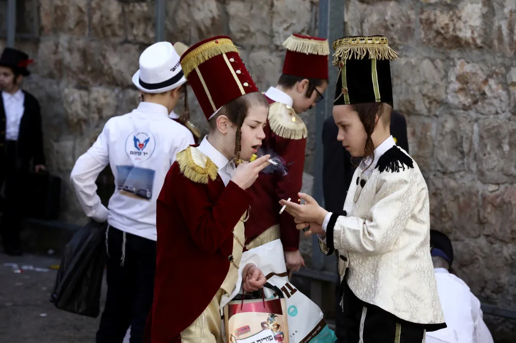 Mladí ultraortodoxní židé kouří během oslav v Jeruzalémě