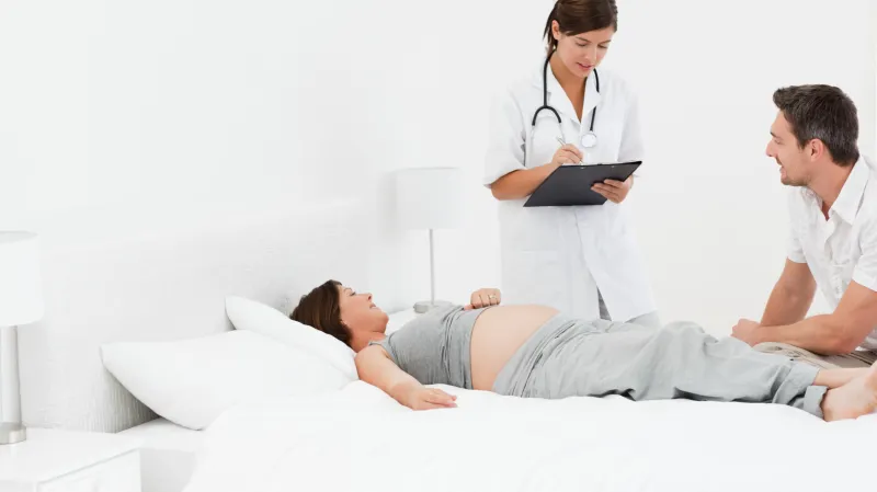 Matka má právo na přítomnost blízké osoby u porodu