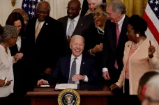 Biden podepsal zákon, jenž z 19. června učiní federální svátek. Připomene konec otroctví