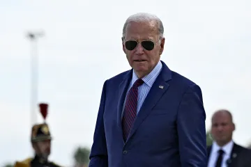 Biden přiletěl do Francie na jednání se spojenci a oslavy 80. výročí Dne D