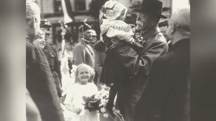 Prezident Masaryk a dívka v kroji