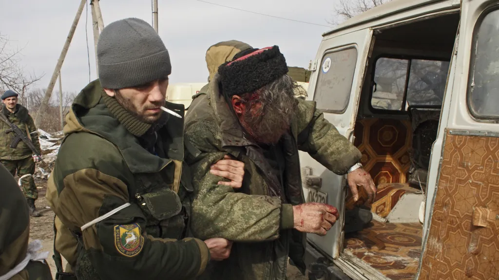 Zraněný ukrajinský voják u Debalceve