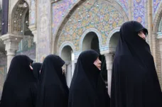 Íránci volí hlavu státu. Šanci má odpůrce krvavého potlačení protestů