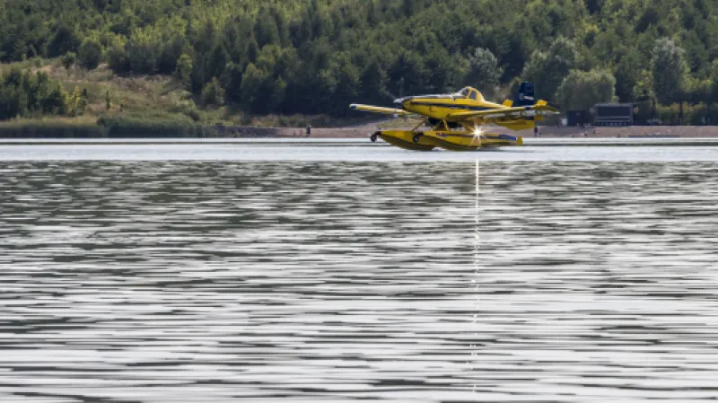 Švédský Air Tractor AT-802 nabírá vodu z jezera Milada,  Autor: Vojtěch Hájek,  Zdroj: ČTK