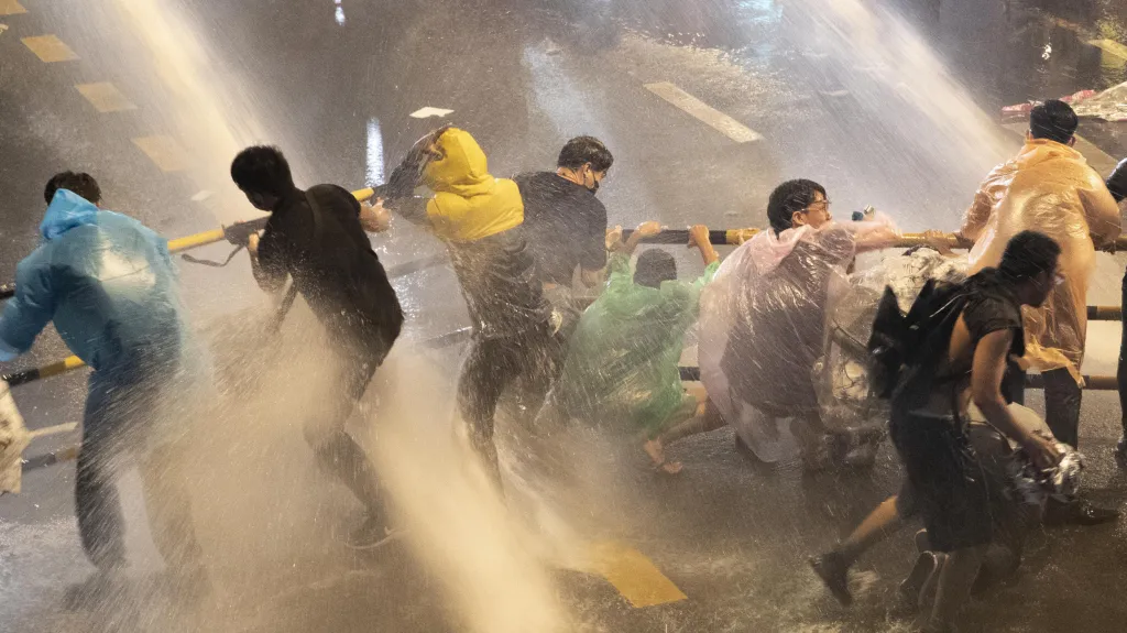 Vodní děla proti demonstrantům v Bangkoku
